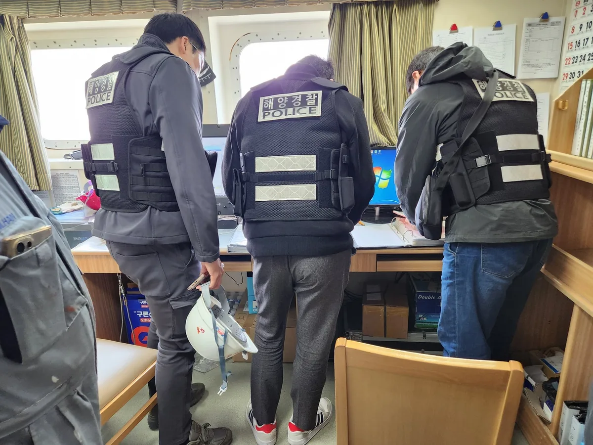 부산항서 불법 석유 팔던 업자 협박해 6000만원 뜯은 60대 구속