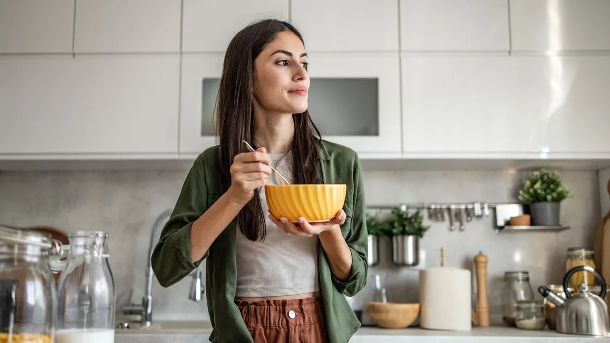 Vuelta a la oficina: el truco para organizar los desayunos y comidas que hacen más fácil y apetecible comer saludable