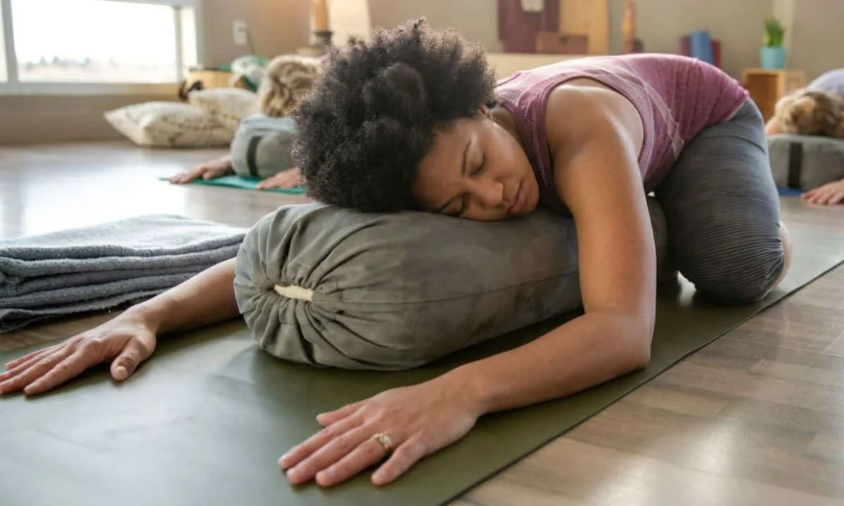 Yoga restaurativa: o que é e como funciona a prática com apoios