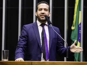 Kassio suspende, mas Cueva restabelece canal de apoio a Lula no WhatsApp