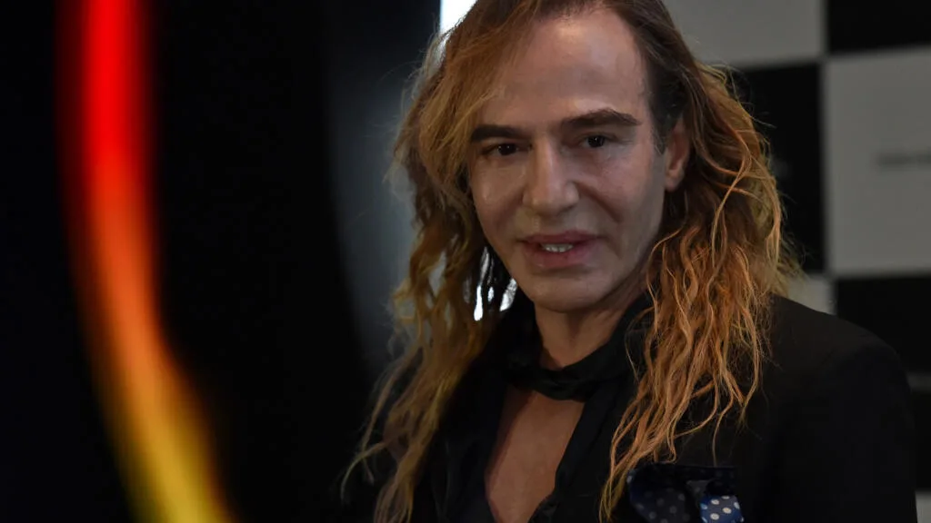 Propos antisémites : le célèbre styliste John Galliano renonce à une exposition à New York