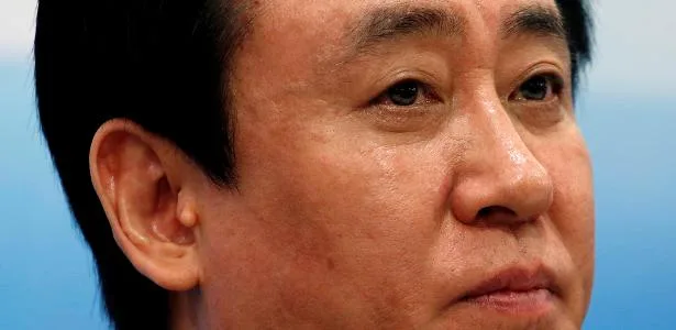 Fundador da Evergrande é condenado à prisão perpétua na China