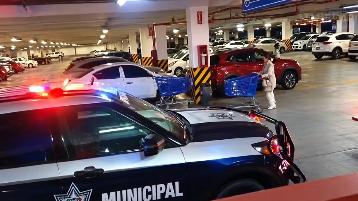 Asaltan Mac Store de Vía San Ángel en Angelópolis: sujetos armados roban equipos en Puebla