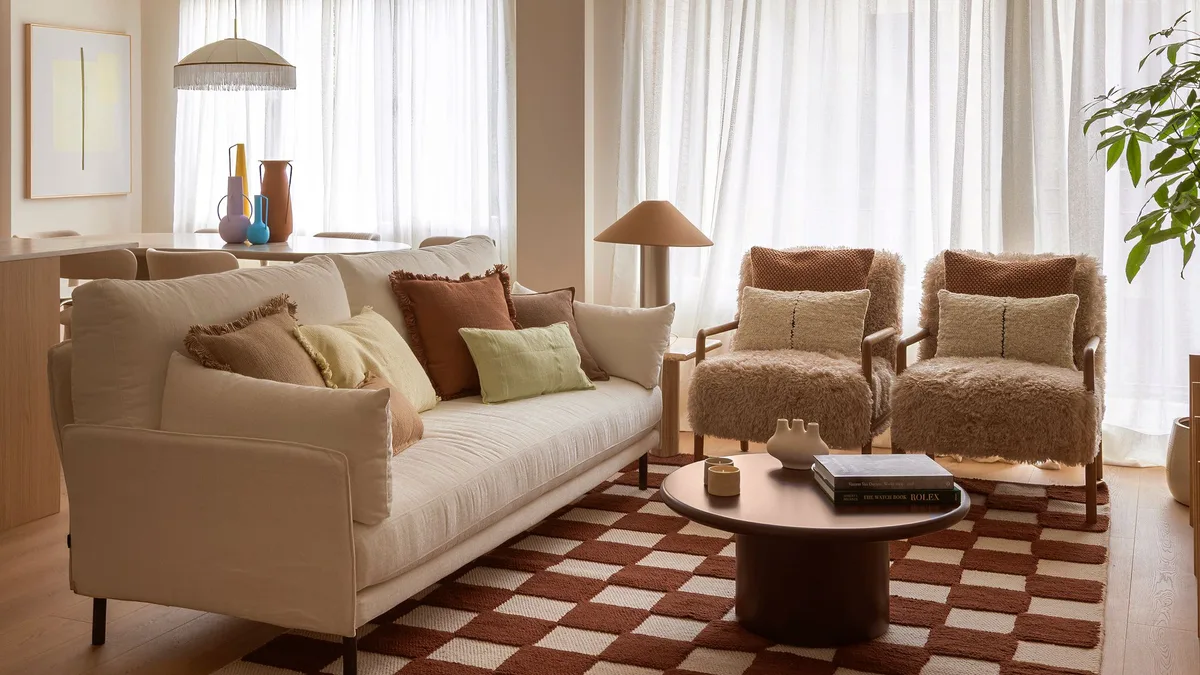 Este piso de 90 m² en Madrid perdió un dormitorio para ganar un gran salón con cocina abierta: así ha quedado tras la reforma