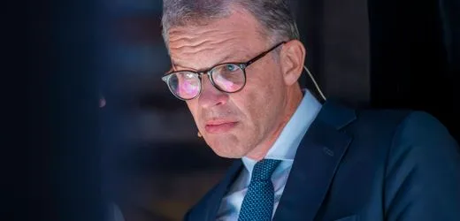 Christian Sewing: Deutsche-Bank-Boss stellt Kündigungsschutz für Topverdiener infrage