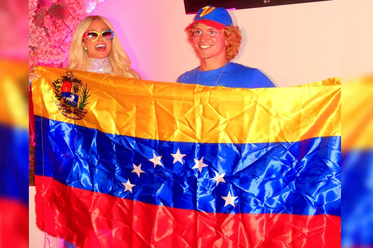 Paris Hilton sorprende a sus fanáticos al posar con la bandera de Venezuela