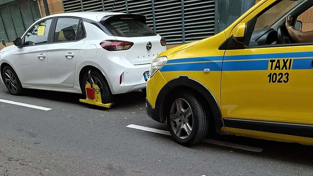 Viatura bloqueada na praça de táxis