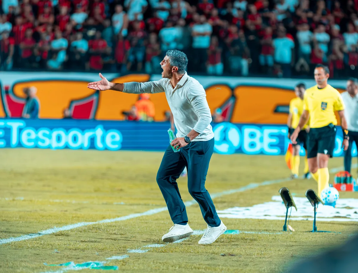 Pedro Emanuel destaca postura e mentalidade do Vasco no Barradão: "Viemos para ganhar"