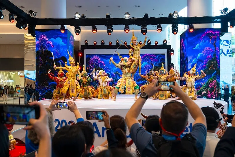 La cumbre del FMI por dentro: robots, lujo y protestas en las calles de Bangkok