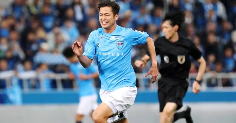 Miura "bisa" aos 59 anos e faz história no futebol japonês