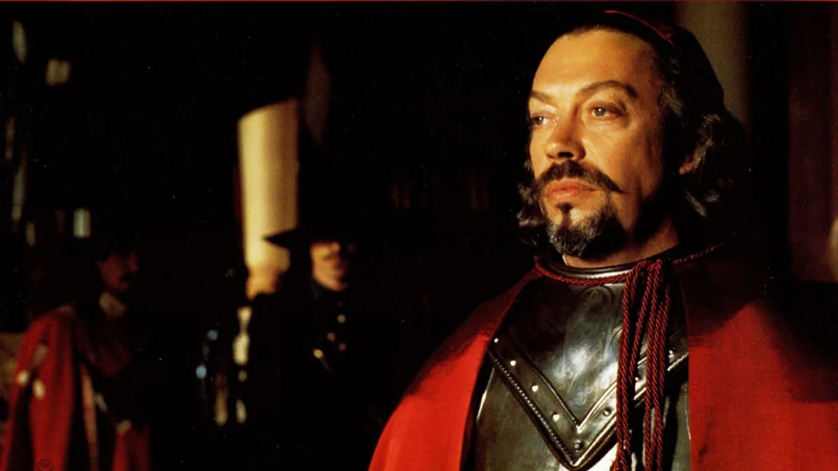 Muere el actor Tim Curry a los 80 años, el inolvidable Cardenal Richelieu en 'Los tres mosqueteros'
