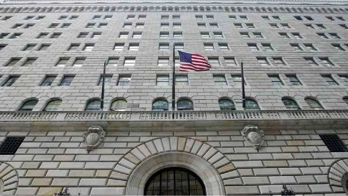 Funcionarios de la Fed consideran necesario subir tasas si la inflación no cede