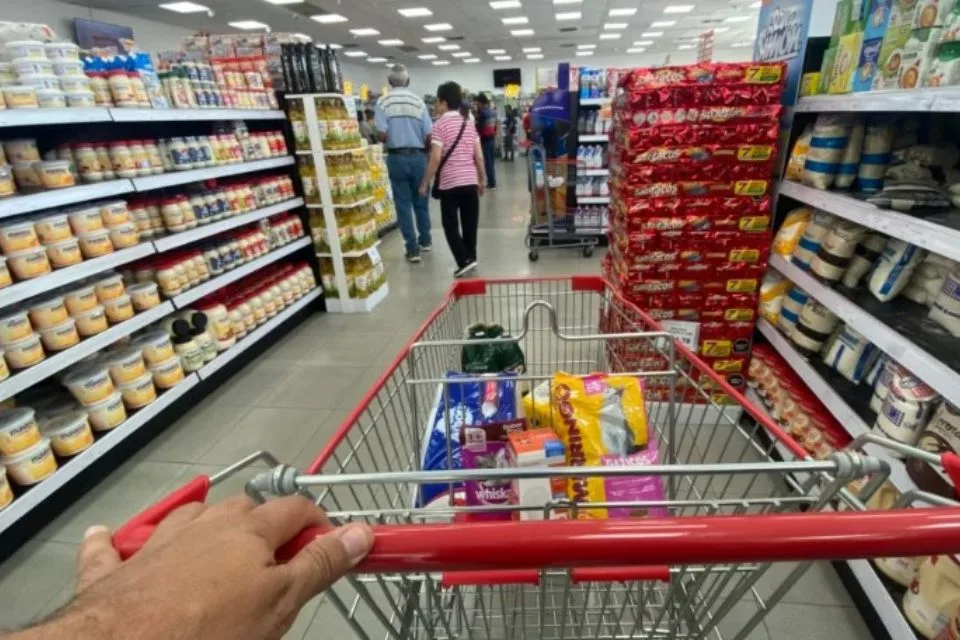 Una familia de cinco personas necesitó $727 en julio solo para alimentación, según Cendas