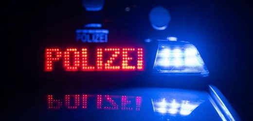 Junger Mann fährt bei Mannheim auf Autodach mit