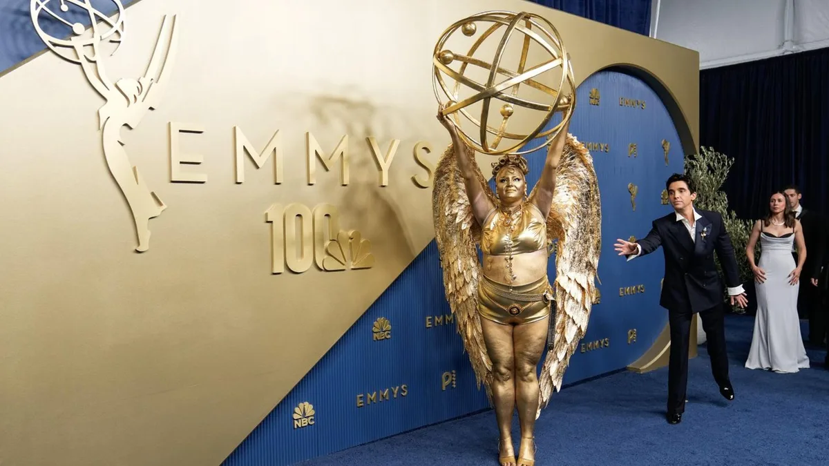 Preis-Verleihung: Megan Stalter kommt als Emmy zu den Emmys – und stiehlt allen die Show
