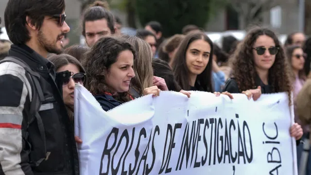 Bolseiros científicos pedem veto presidencial de nova "lei da ciência"