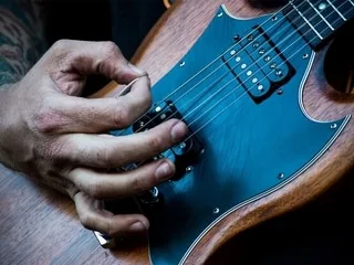 « C’est irremplaçable » : après le vol de sa précieuse guitare, un musicien de 80 ans lance un appel à l’aide
