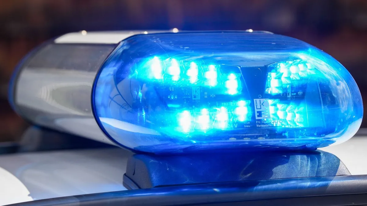 Noch einmal gut gegangen: Frau fällt aus fahrendem Auto