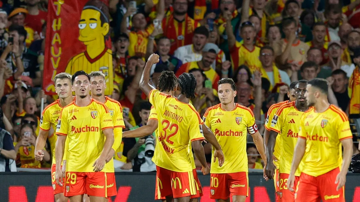 Longtemps en infériorité numérique, le RC Lens résiste au PSG et remporte le premier Trophée des champions de son histoire