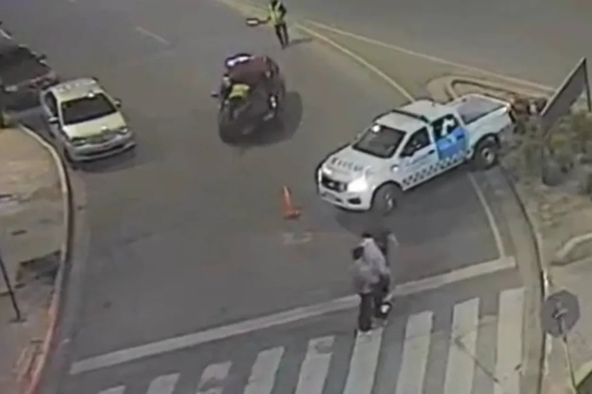 Quiso evadir un control, embistió a un inspector de tránsito y lo arrastró cinco cuadras en el capot