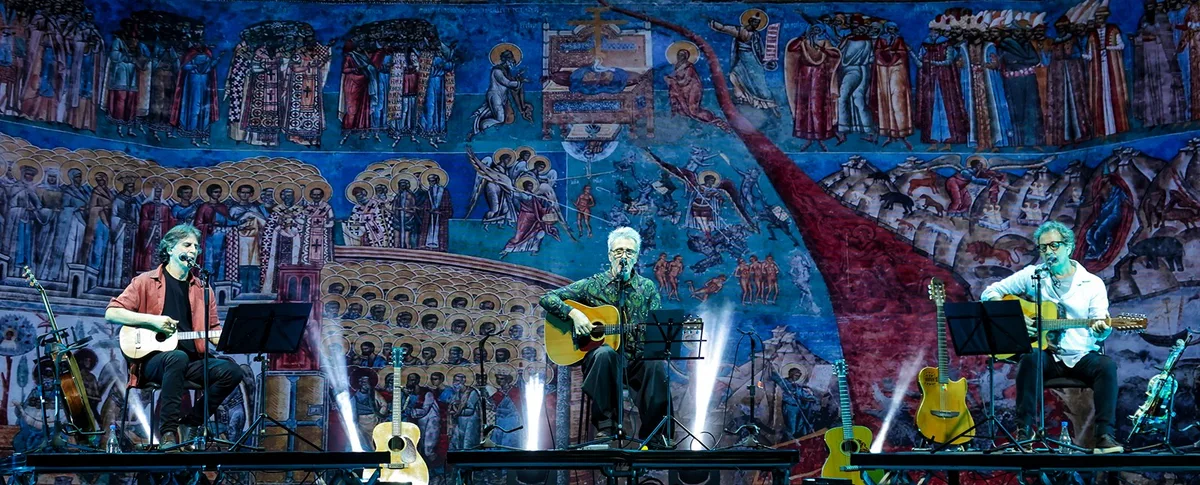 Kleiton, Kledir e Vitor Ramil se afinam, em trio, no belo relicário de emoções e tradições afetivas do show dos irmãos