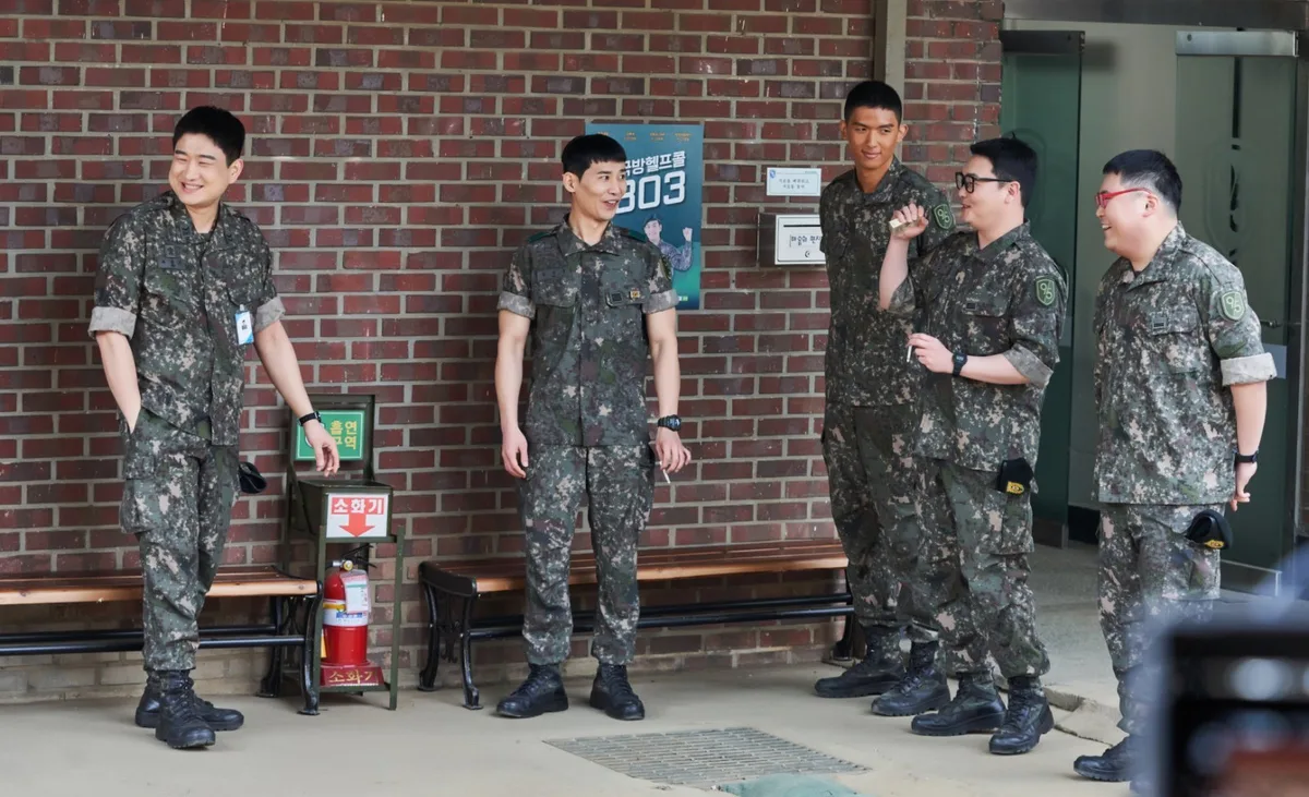 안 볼 순 있어도 한 번만 볼 수 없는 ‘신병4’ 비하인드컷 공개