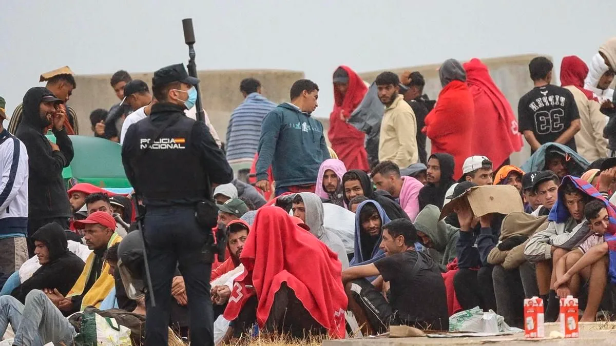 La Policía desaloja a más de mil personas que acudieron a la playa de El Trampolín en Ceuta