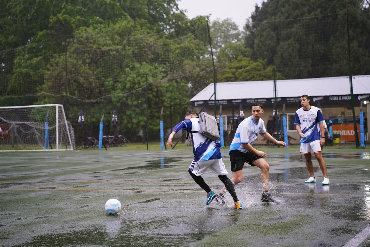 Una noche de fútbol bajo la lluvia en el corazón de la bronca industrial