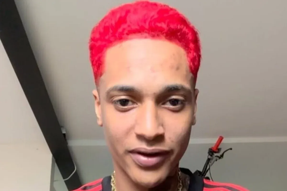 Oruam deixa de ser foragido e retira tornozeleira em live