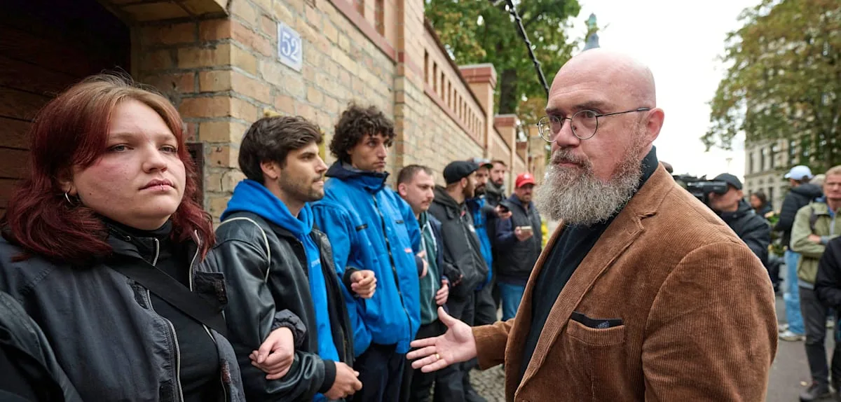 AfD-Politiker Tillschneider will an Halle-Gedenken teilnehmen – und wird von Menschenkette blockiert