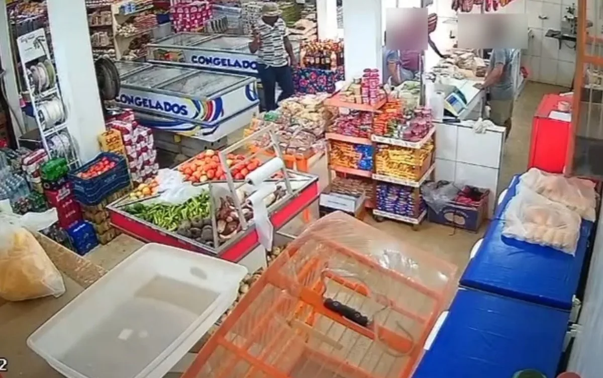 Suspeito de assalto a mercado morre após confronto com PMs durante fuga na Bahia