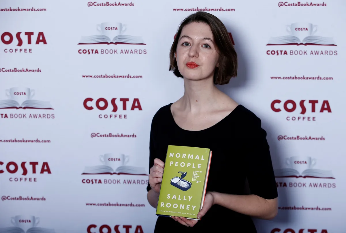 Sally Rooney deixará de ter livros distribuídos no Reino Unido após apoiar grupo pró-Palestina classificado como terrorista
