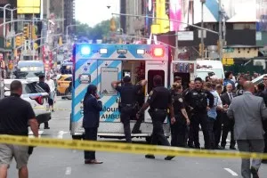 Vice-presidente do Bank of America é morta em ataque a facadas na Times Square em NY