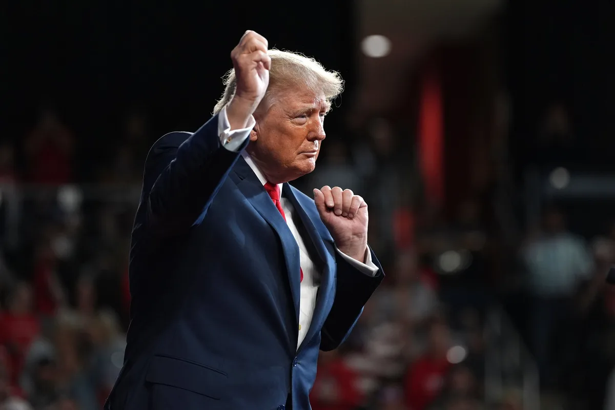Trump: a la defensiva en las encuestas, desatado en los mítines