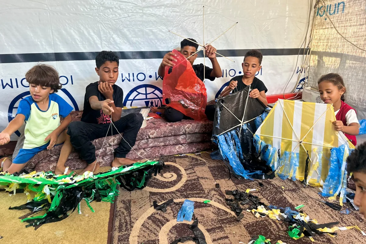 Israel reacciona por niños que vuelan cometas en Gaza, los compara con drones y amenaza con bombardeos