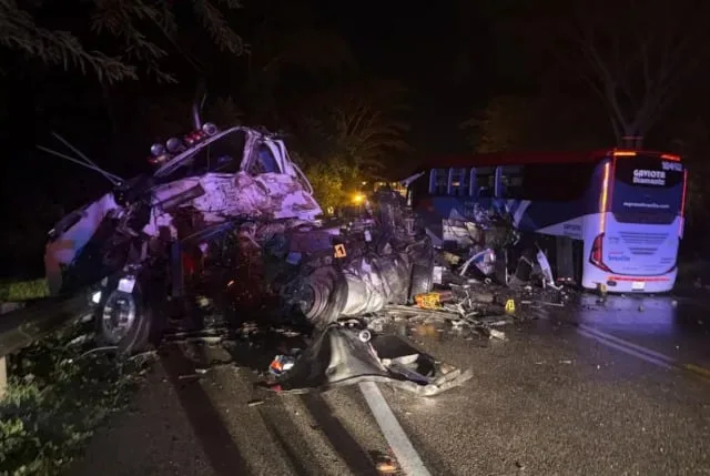 Violento choque entre un bus de transporte público y una tractomula en la troncal de Occidente: hay hasta el momento un muerto y más de 17 heridos