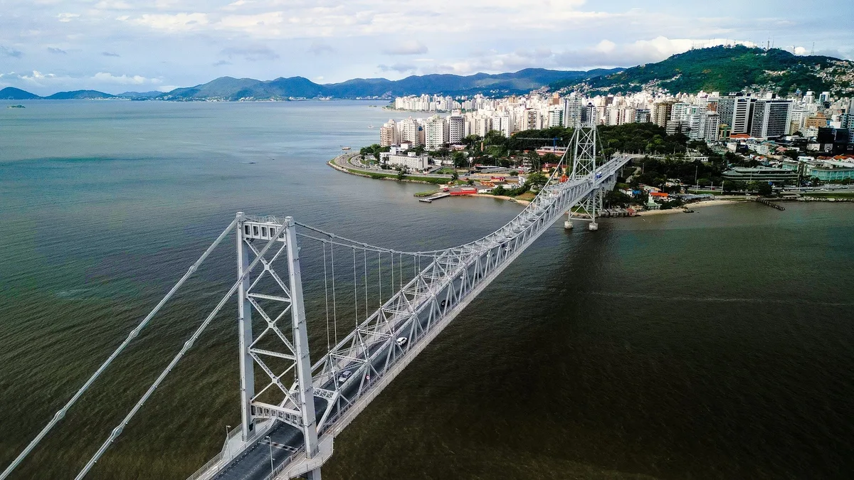 Morar na praia com salário de R$ 25,3 mil? SC abre concurso público com 50 vagas em Florianópolis