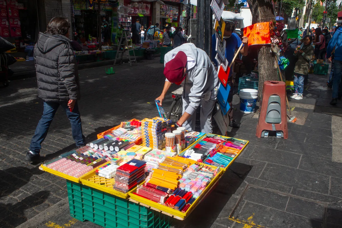 Mesones: la calle del Centro Histórico de la Ciudad de México donde puedes surtir tus útiles desde 10 pesos
