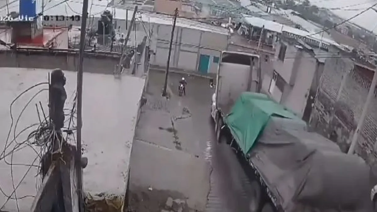 Tráiler cargado con rollos de acero se estrella contra fábrica en Tultitlán: motociclista se salva en el Edomex
