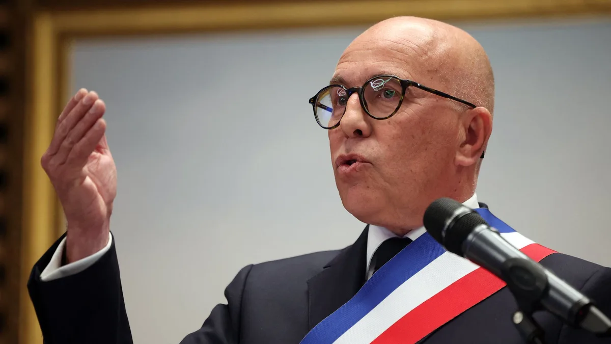 "Faire vivre les symboles de la nation": Éric Ciotti annonce l'installation de mâts dans les cours d'école de Nice pour y faire flotter le drapeau tricolore
