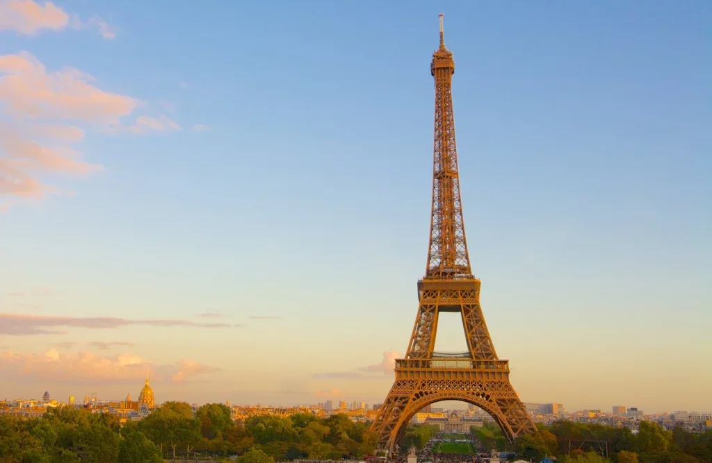 França e Arábia Saudita anunciam projeto turístico de 6 mil milhões em Paris