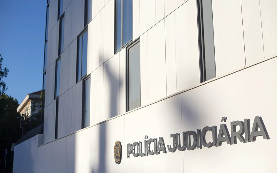 Polícia Judiciária e Autoridade Tributária fazem buscas ao Banco Carregosa e Banco Angolano de Investimentos
