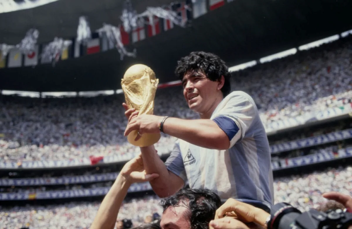Mão de Deus: bola do gol de Maradona é leiloada por R$ 17,5 milhões