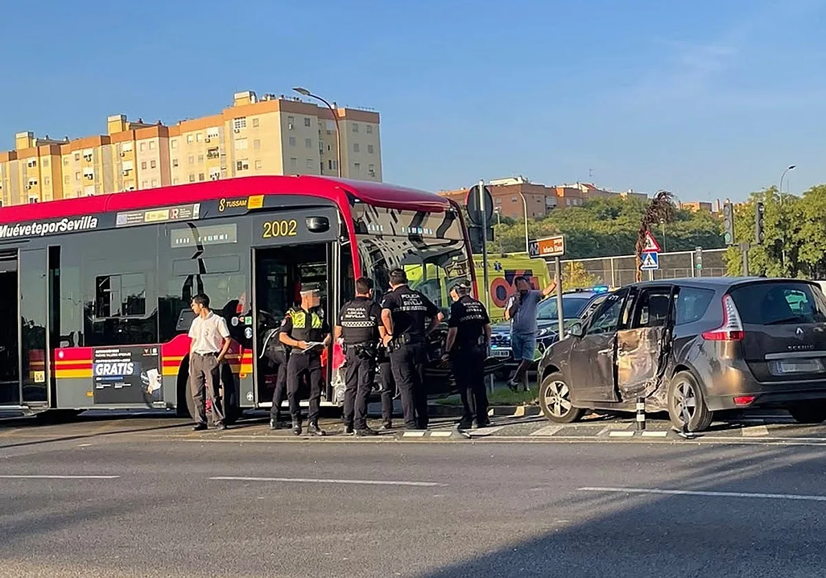 Un herido tras un choque entre el tranvibús y un vehículo en Sevilla Este