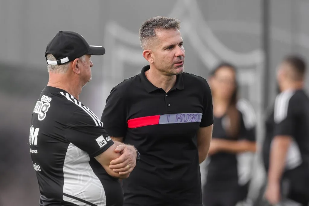 Diretor do Atlético-MG comenta saídas e aponta foco em reforços