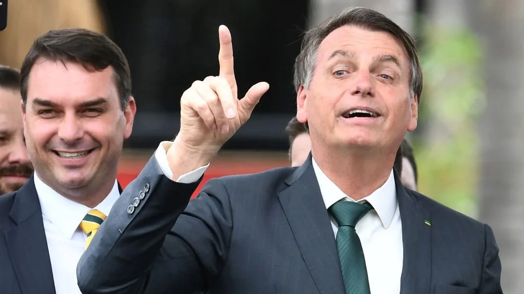 A 12 días del balotaje en Brasil, Flávio Bolsonaro visitó a su padre en prisión domiciliaria: “Está muy feliz”