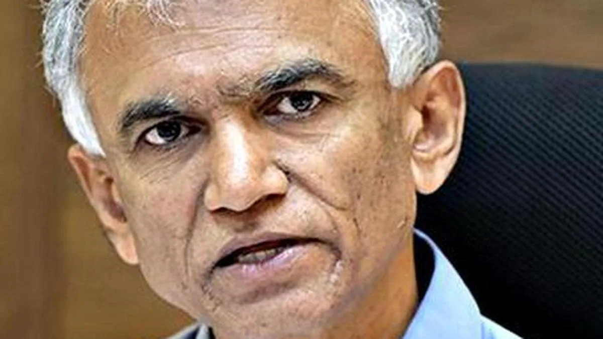Minister warns officials of disciplinary action as 300 km of footpath encroachments remain