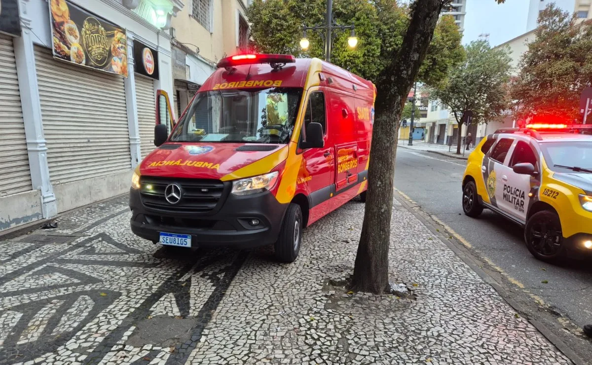 Homem é encontrado esfaqueado no Centro de Curitiba após confusão e diz ter sido assaltado por trio