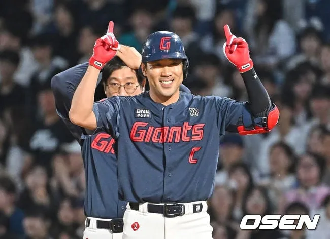 ‘139일 만에 홈런’ 10년 만에 방망이 짧게 잡은 롯데의 캡틴 “나도 인정했다, 야구하며 가장 힘든 시간”