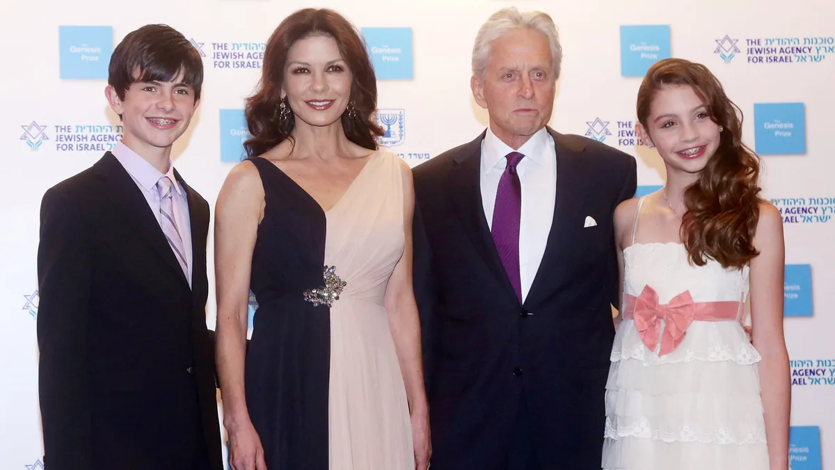 Catherine Zeta-Jones defiende a sus hijos con Michael Douglas contra el “horrible” título de nepobaby